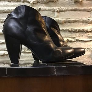 Born Crown black bootie, back zip. Foxy!